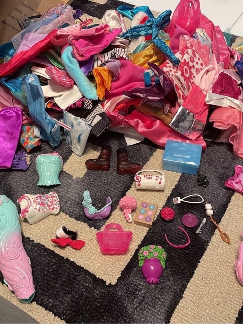 Barbie Accessories galore! - Picture 5 of 6